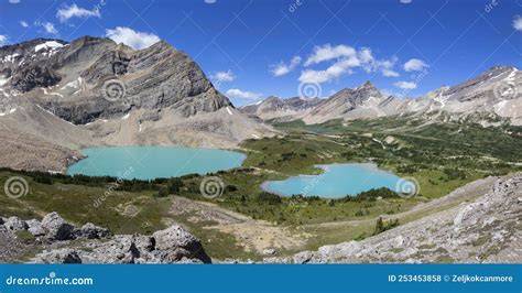 Station alpine vue panoramique sur les lacs et les sommets