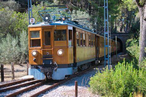 train touristique Sóller et paysage majorquin