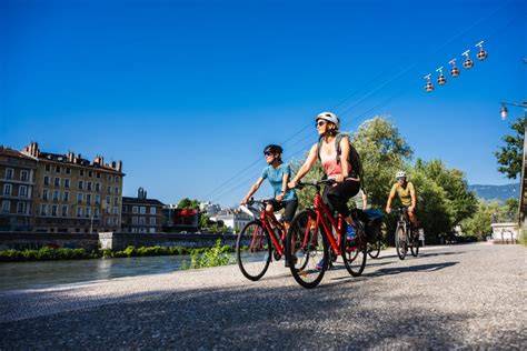 Photo immersive du centre historique grenoblois et de la belle Via