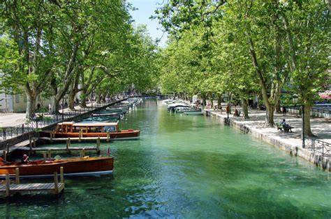 terrasse le long du canal Thiou