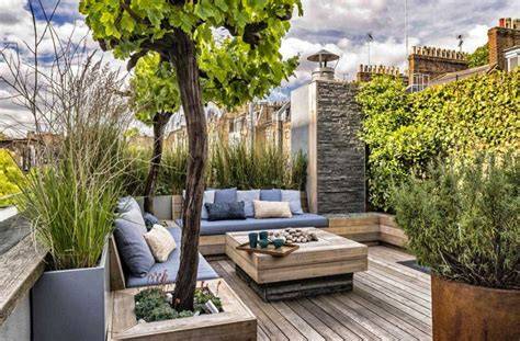 Jardin et terrasse ombragés du gîte (aménagement et espace de détente)