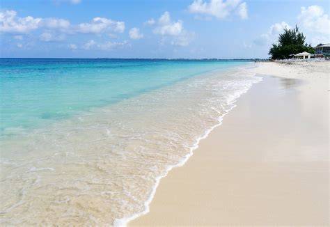 Seven Mile Beach et infrastructures portuaires