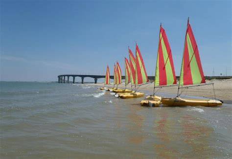 image de flotte nautique et plage