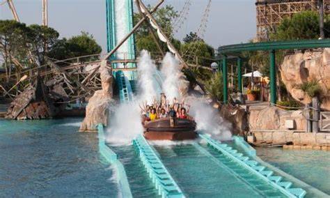 vue d’ensemble Atlantica SuperSplash et bateau Santa Marian
