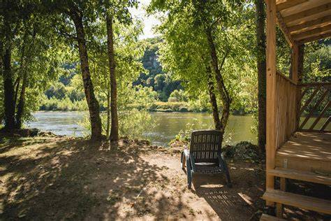 camping Le Chapeau Chinois en bord de rivière