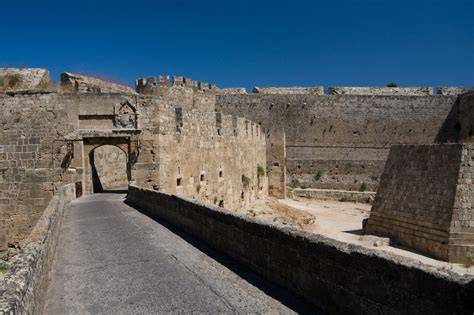 Photo de la vieille ville de Rhodes et remparts