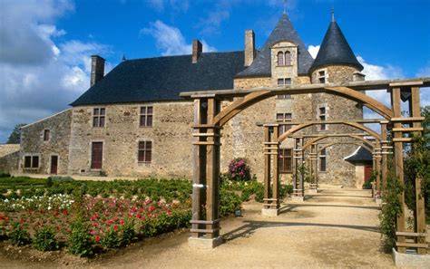 Allées et jardins autour du château du Puy du Fou