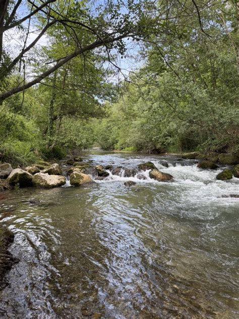 camping entre rivière et rochers