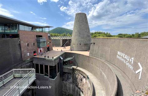 image du cône doré et de l’entrée du parc Vulcania