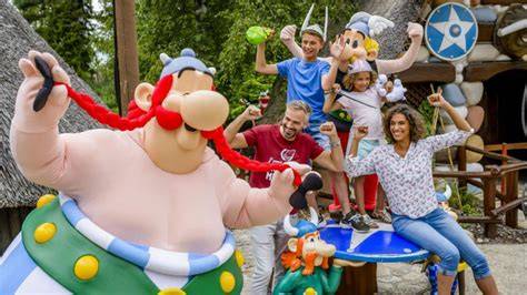 Idéfix interagissant avec les visiteurs du Parc Astérix