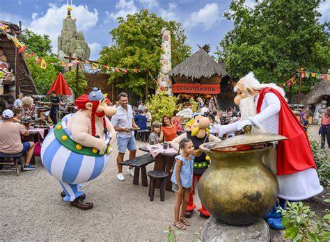 Scène d’Idéfix dans un décor gaulois du Parc Astérix